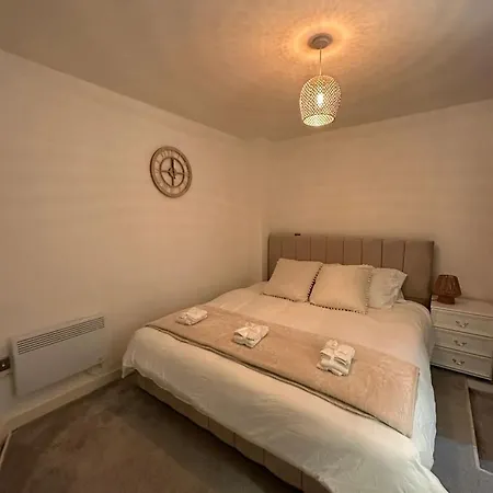 Dream Retreat Luxury With Super King Bed, Pool Table - Free Parking Apartment *