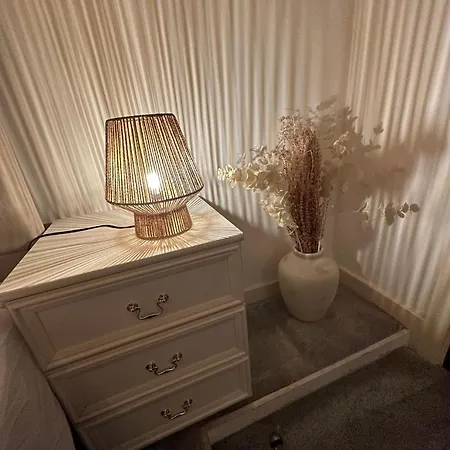 Dream Retreat Luxury With Super King Bed, Pool Table - Free Parking