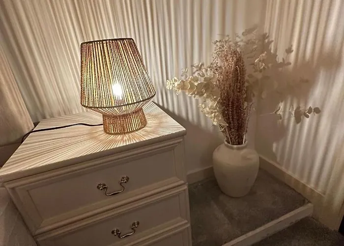 Dream Retreat Luxury With Super King Bed, Pool Table - Free Parking